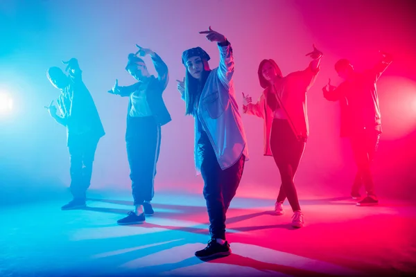 Grupo de diversos jóvenes bailarines de hip-hop en estudio con efectos especiales de iluminación — Foto de Stock