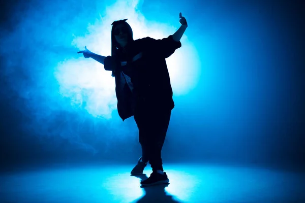 Mujer con estilo bailando solo en la fiesta de hip hop. Gafas de sol, humo, luces de neón. —  Fotos de Stock