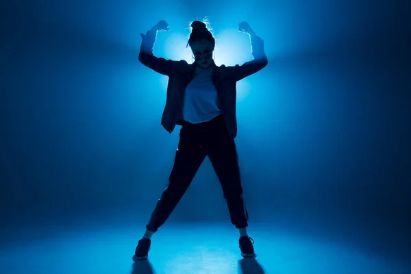 Mujer con estilo bailando solo en la fiesta de hip hop. Gafas de sol, humo, luces de neón. —  Fotos de Stock