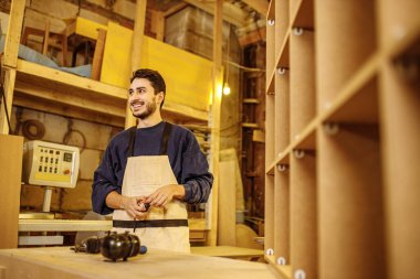 Neşeli marangoz atölyesine bak.