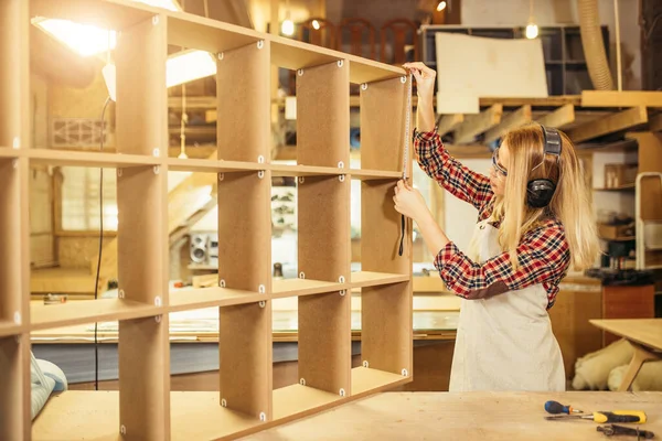 Zelfverzekerde vrouw werkt als houtbewerker in werkplaats — Stockfoto