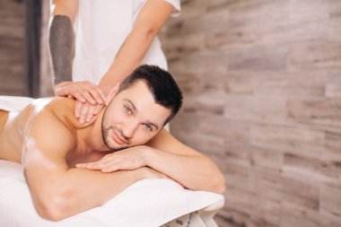 Sağlık merkezinde sağlık düzeyi düzelen bir adam