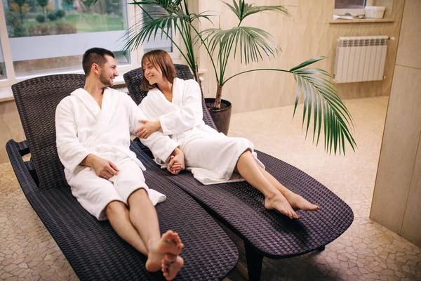 Homem feliz e mulher estão no centro de spa — Fotografia de Stock