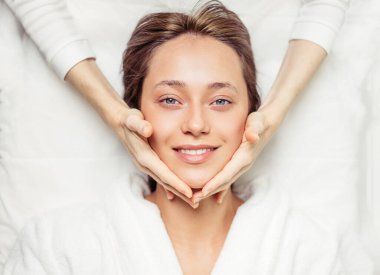 Kendime zaman ayırmak için. Maske için müşterilere masaj yapan güzellik uzmanı