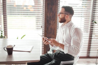 Ciddi başvuru sahibi yönetim kurulunda oturuyor ve işverenle görüşmeye hazırlanıyor..