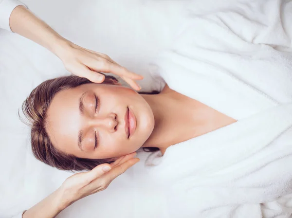 Massage pour la détente. femme agréable ferme les yeux avec plaisir comme elle lokes le massage — Photo