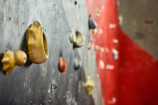 Pared de escalada artificial en el gimnasio de bouldering —  Fotos de Stock