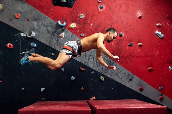 Bouldern in einem Indoor-Kletterzentrum. — Stockfoto