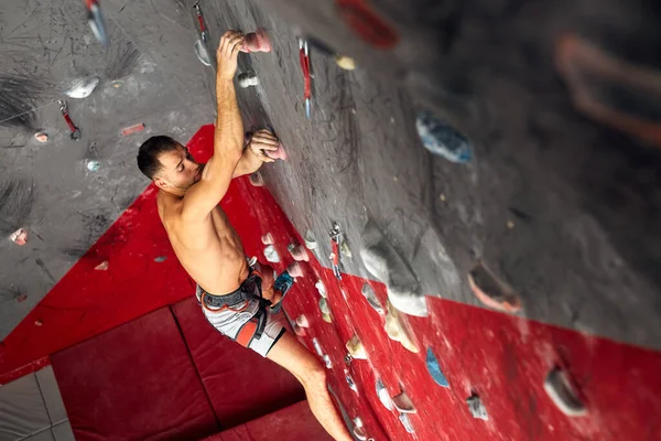 Homem panorâmico a pedalar num centro de escalada interior . — Fotografia de Stock