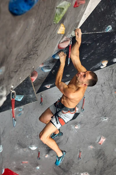 Homme grimpeur professionnel à l'entraînement intérieur au centre de bloc. — Photo