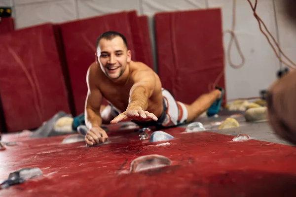 Man professionell klättrare på inomhus träning på bouldering centrum. — Stockfoto