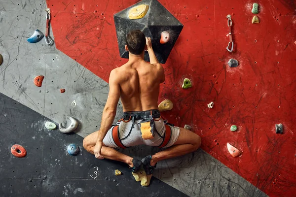 Αρσενικό επαγγελματία ορειβάτη σε εσωτερικούς χώρους προπόνηση στο κέντρο bouldering. — Φωτογραφία Αρχείου
