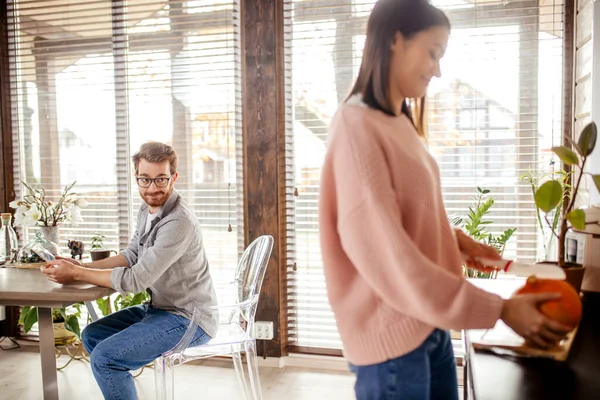 Junges Paar verbringt Morgen im neuen Zuhause und bespricht seine Pläne für die Zukunft — Stockfoto