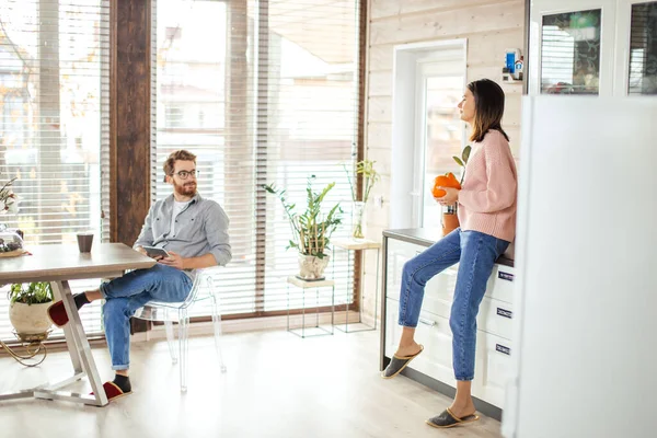 Jovem casal passando a manhã em uma nova casa, discutindo seus planos para o futuro — Fotografia de Stock