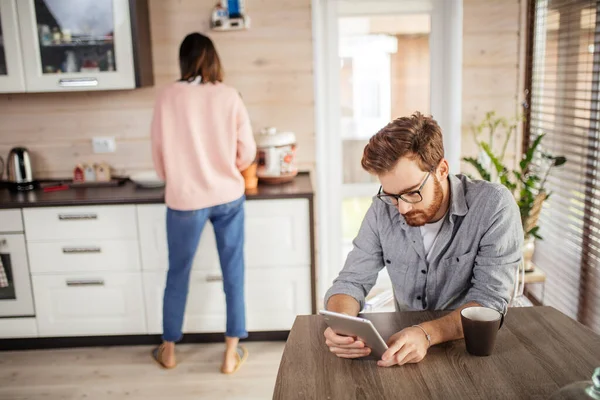 Jong stel brengt de ochtend door in een nieuw huis, bespreekt hun plannen voor de toekomst — Stockfoto