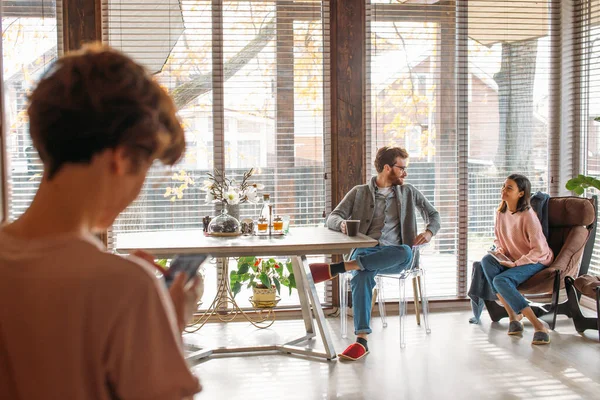 Junges Paar verbringt Morgen im neuen Zuhause und bespricht seine Pläne für die Zukunft — Stockfoto