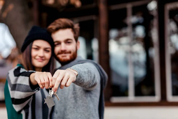 Casal feliz abraçando depois de comprar nova casa própria, celebrando a realocação — Fotografia de Stock