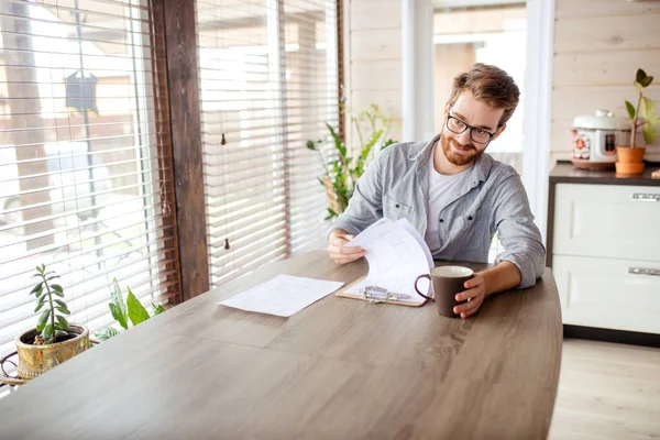 Solicitante serio sentado en la sala de juntas, preparándose para una entrevista con el empleador. —  Fotos de Stock