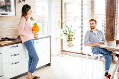 Genç çift sabahlarını yeni bir evde geçirip gelecekle ilgili planlarını tartışıyor.