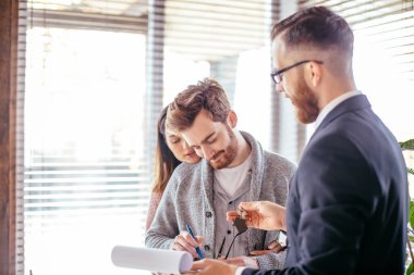 İpotek komisyoncusuyla anlaşma yapan birkaç müşteri.