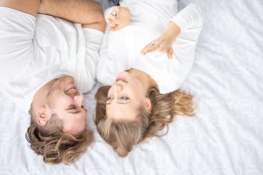 Sarışın kız, erkek arkadaşıyla hoş bir konuşma yapıyor.