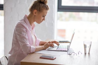 Bilgisayar programcısı İnternet 'te geziniyor