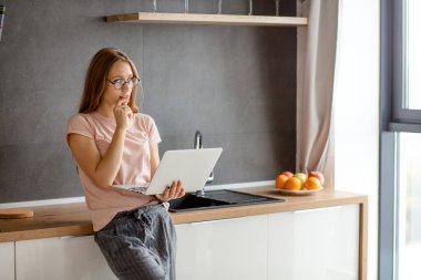 Düşünceli ciddi kadın yemek tarifi arıyor.