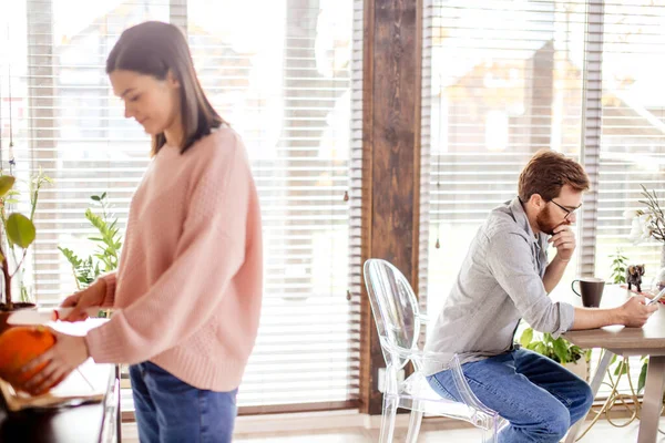 Giovane coppia trascorrere la mattina in una nuova casa, discutendo i loro piani per il futuro — Foto Stock