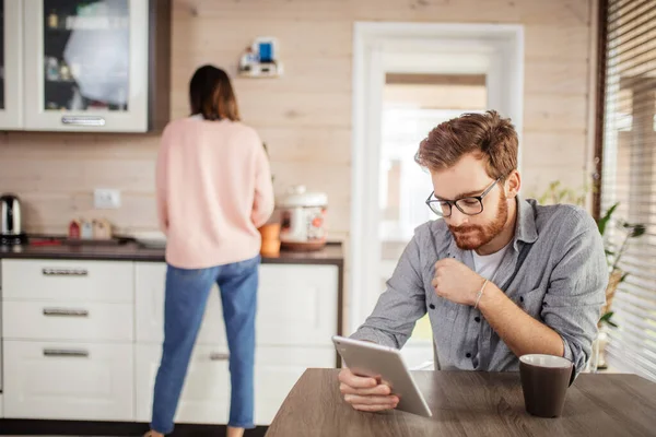 Jong stel brengt de ochtend door in een nieuw huis, bespreekt hun plannen voor de toekomst. — Stockfoto