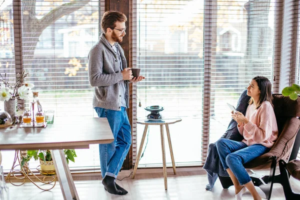 Junges Paar verbringt Morgen im neuen Zuhause und bespricht seine Pläne für die Zukunft. — Stockfoto