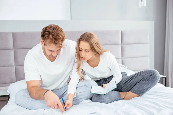 Serieuze vrouw helpen om een jonge man naar stydy — Stockfoto