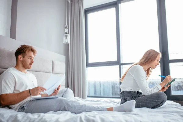 Jonge knappe man met blond haar die nadenkt over zijn bedrijf — Stockfoto