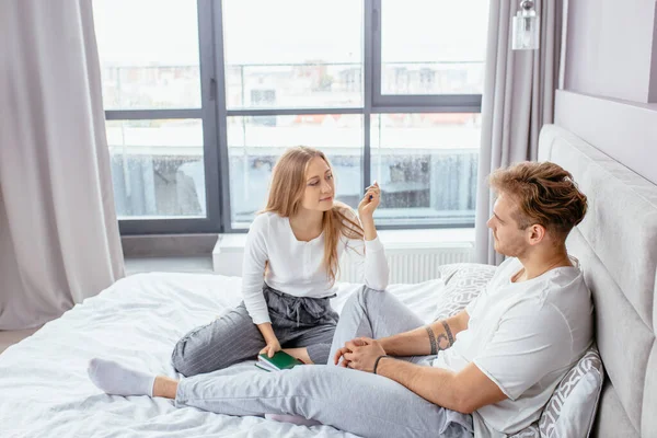 Jonge geweldige mensen bespreken problemen in de slaapkamer — Stockfoto