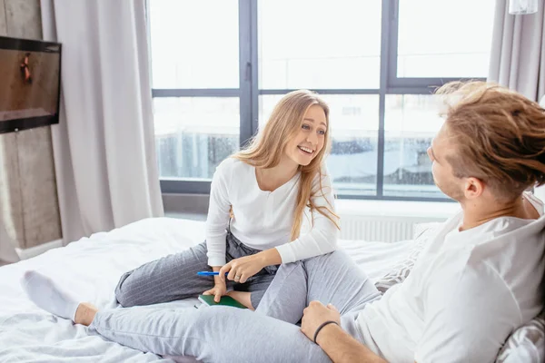 Jeune femme agréable gaie et l'homme s'amuser dans la chambre à coucher lumière — Photo