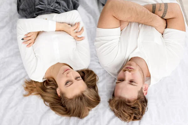 Família pensativa deitada na cama. — Fotografia de Stock