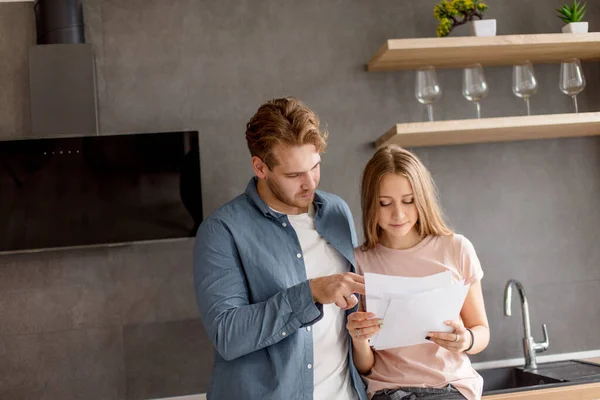 Kluger Kerl hilft seinem Mädchen, sich auf eine Prüfung vorzubereiten — Stockfoto