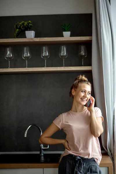 Dona de casa feliz falando com melhor amigo no telefone — Fotografia de Stock