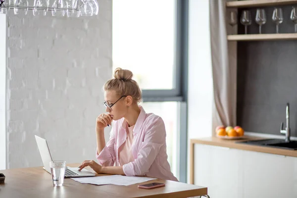 Jong geweldig vrouwelijke freelancer werken op notebook binnen — Stockfoto