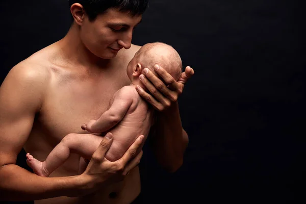 Joven hombre alegre abrazando a su hijo —  Fotos de Stock