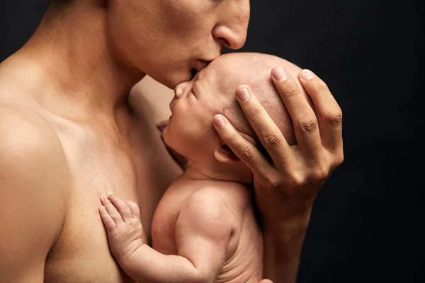 Fiatal tapasztalatlan férfi próbálja megnyugtatni a babát — Stock Fotó