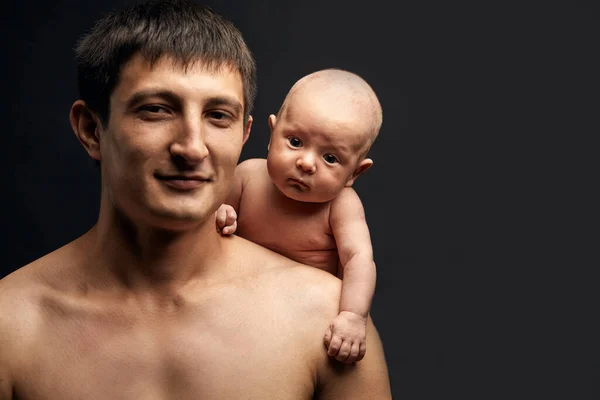 Nuova generazione. uomo allegro e il suo bambino guardando la fotocamera — Foto Stock