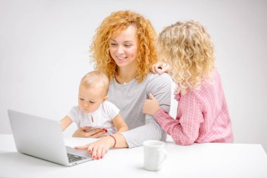 pozitif anne ve çocukları çevrimiçi çizgi film izliyor.