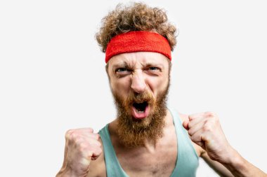 Kırmızı bantlı heyecanlı adam futbol takımı için tezahürat yapıyor..