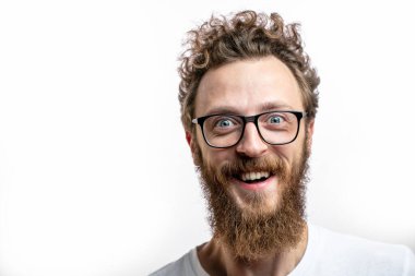 Tatmin olmuş yakışıklı adam beyaz arka planda izole edilmiş kameraya gülümsüyor..