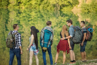 Dost takım yürüyüşe çıkıyor. .