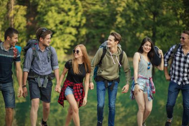 pozitif hipsterlar seyahat ederken birlikte eğleniyorlar.