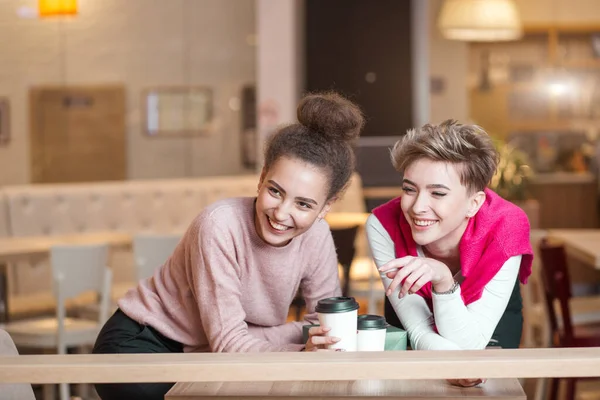 Female friends having lunch at mall cafe laughing and smiling after shopping — Stock Photo, Image