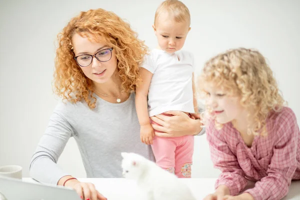 Úžasný maminka hledá třídy pro své děti — Stock fotografie