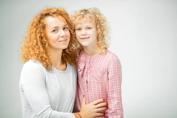 漂亮的红头发年轻妈妈和漂亮的金发女儿 — 图库照片