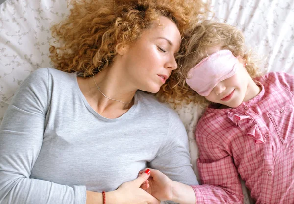 Kadın ve küçük kız uykuda boğuluyor. — Stok fotoğraf